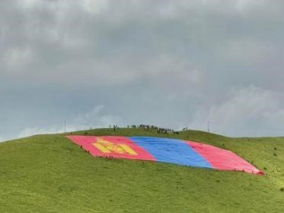 Монгол Улсын төрийн далбааг уулан дээр дэлгэж, Гиннесийн дээд амжилтыг шинэчлэн тогтоолоо