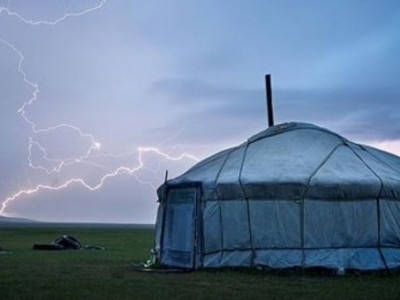 Увс аймагт айлын гэр дээр аянга бууж, нэг иргэн амь насаа алджээ