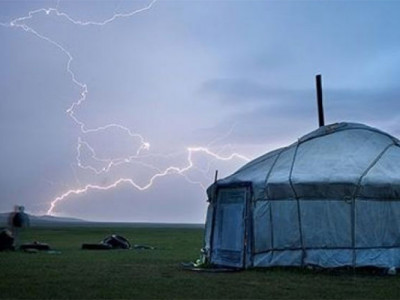 Мал хариулж явсан гурван иргэн аяганд нь цохиулж, хоёр хүүхэд амь насаа алджээ