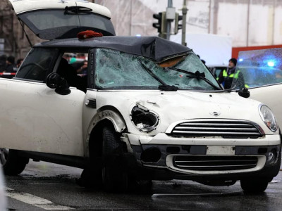 Германы Мюнхен хотод 24 настай афган залуу олон тооны жагсагчийг автомашинаар дайрч гэмтээжээ