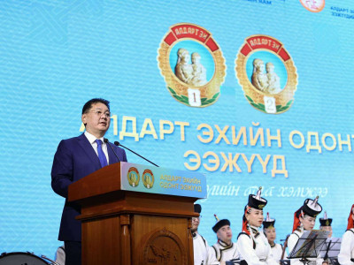 Ерөнхийлөгч У.Хүрэлсүх ээжүүд, охид, бүсгүйчүүдэд баярын мэнд хүргэлээ