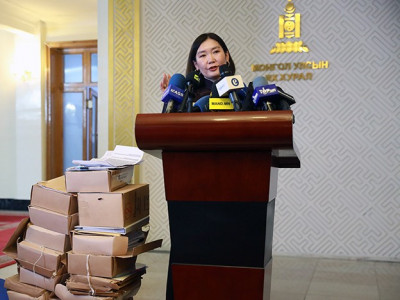 УИХ-н гишүүн Л.Мөнхбаясгалан: 15 жилийн турш сэтгүүлчийн хувиар цуглуулсан бүх баримтаа би авчирсан
