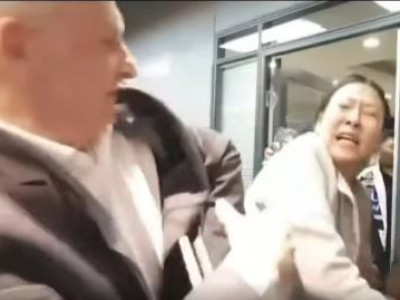 Уран эсэргүүцэгчид “Бадрах Энержи“ ХХК-ийн Гүйцэтгэх захирлын биед халдаж, танхайрчээ