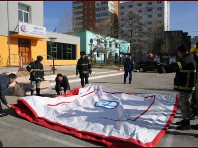 Цонхноос зүүгдэж байсныг аюулгүй буулгажээ 