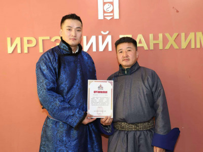 Төв аймгийн Баян сумын ИТХ-ын дарга А.Хатанбүүвэй, Засаг дарга Б.Батцолмон нар давуу эрх эдлэн 129 сая төгрөгөөр автомашин худалдан авахаар улайрч байна