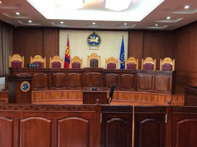Үндсэн хуулийн цэцийн их суудлын хуралдаан болов 