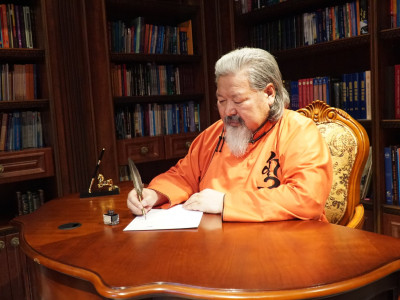 Соёлын гавьяат зүтгэлтэн, сэтгүүлч, яруу найрагч Ү.Хүрэлбаатар Ардын уран зохиолч цол хүртэнэ