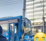 Япон улсын иргэн гарцаар гарч байхдаа автобусанд мөргүүлжээ