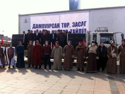 Экс Ерөнхийлөгч Н.Энхбаяр, экс сайд Н.Алтанхуяг нарт барцадтай, Элбэгээ Ерөнхийлөгчилд ээлтэй 2014 он Экс Ерөнхийлөгч Н.Энхбаяр, экс сайд Н.Алтанхуяг нарт барцадтай, Элбэгээ Ерөнхийлөгчилд ээлтэй 2014 он