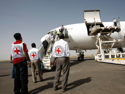 Йеменд тусламжийн цуваа хүрлээ